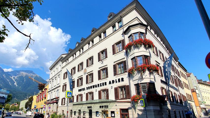 Das Hotel Schwarzer Adler ist ein über 500 Jahre altes Patrizierhaus mitten in der Stadt, das modern saniert wurde. Insofern steht es für die gesamte Stadt, die alte Tradtionen mit coolen Orten und Events verbindet. 
