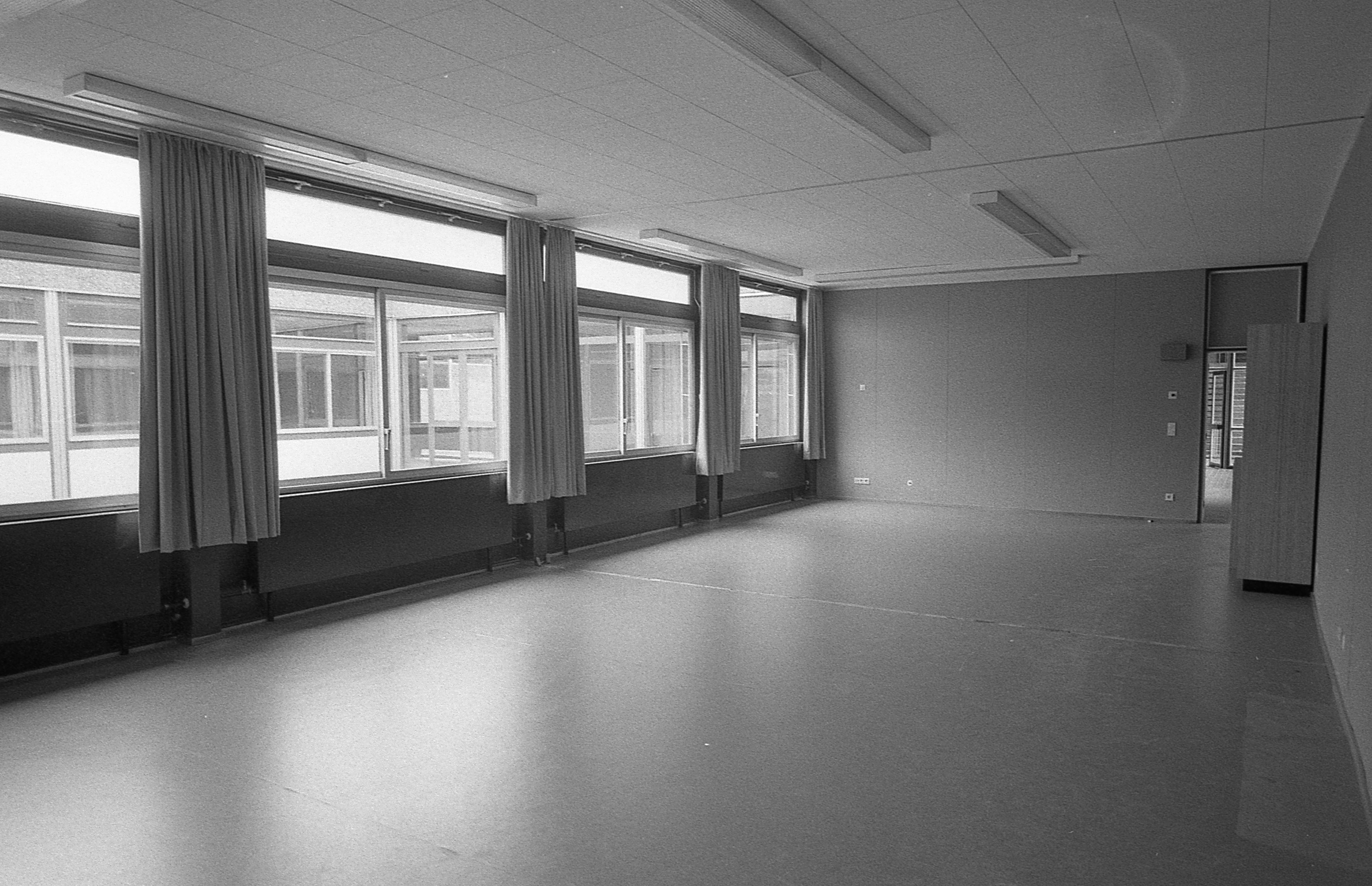 Vor dem soeben fertiggestellten Schulhaus in der Glogauer Straße wehen zwar die Fahnen, aber: Kinder und Lehrer sind noch keine drin. Es fehlen nämlich die Möbel. Hier geht es zum Kalenderblatt vom 19. September 1971: Das Haus ist zwar da, aber die Möbel fehlen.
Vor dem soeben fertiggestellten Schulhaus in der Glogauer Straße wehen zwar die Fahnen, aber: Kinder und Lehrer sind noch keine drin. Es fehlen nämlich die Möbel. Hier geht es zum Kalenderblatt vom 19. September 1971: Das Haus ist zwar da, aber die Möbel fehlen.