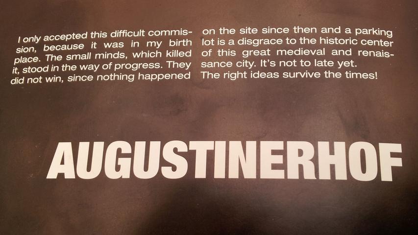 In den 1990er Jahren scheiterte ein kühner Entwurf von Stararchitekt Helmut Jahn für den Augustinerhof. Die Ablehnung in seiner Heimatstadt hinterließ Spuren, wie dieser ärgerliche Kommentar Jahns in einer Ausstellung im Neuen Museum Nürnberg zeigt.