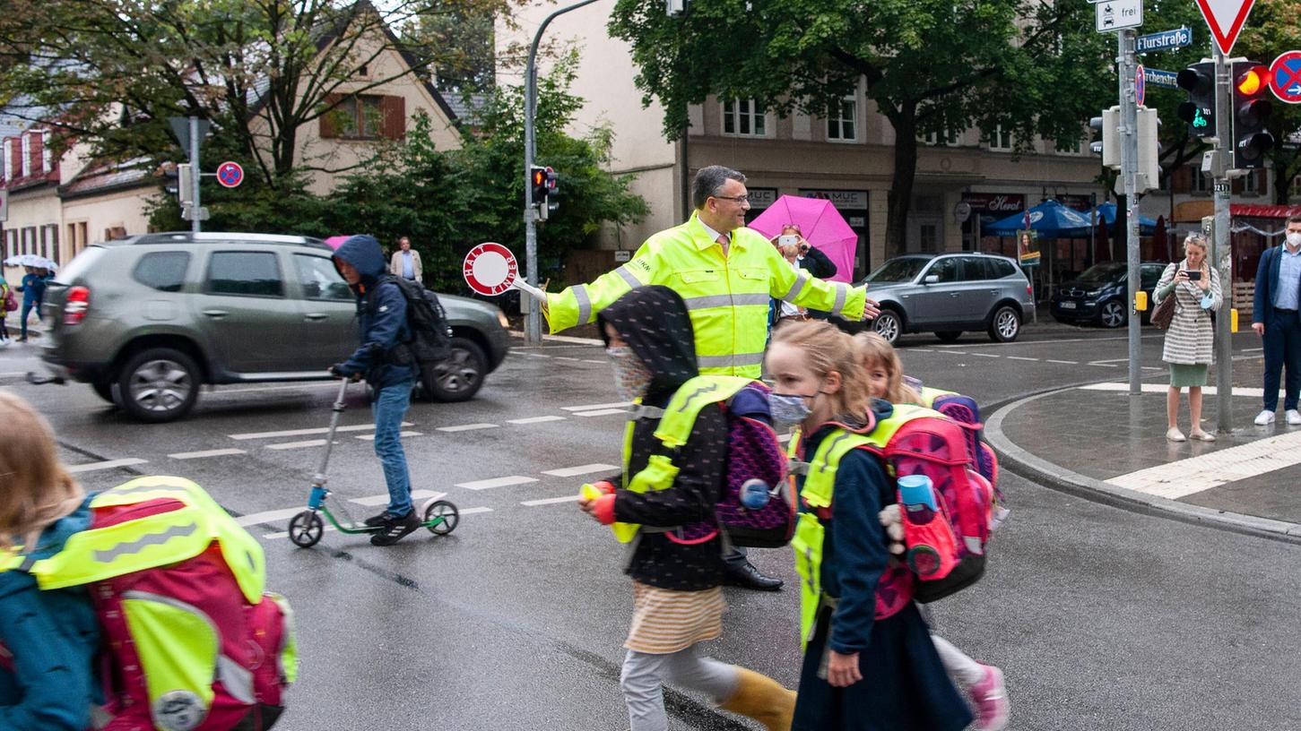 Ein sicherer Schulweg ist das Ziel nicht nur der Eltern, sondern auch der Polizei.
Ein sicherer Schulweg ist das Ziel nicht nur der Eltern, sondern auch der Polizei.