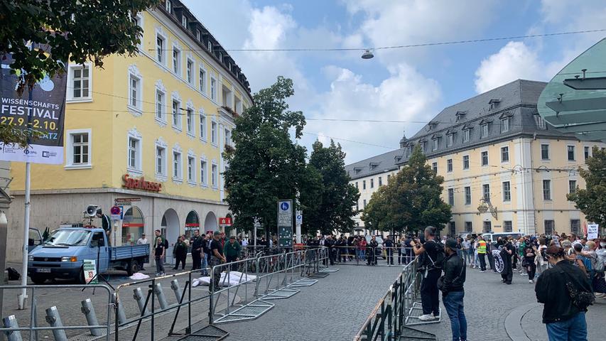 Attentat mit Puppen nachgestellt: Neonazi-Demonstration in Würzburg trifft auf Gegenprotest