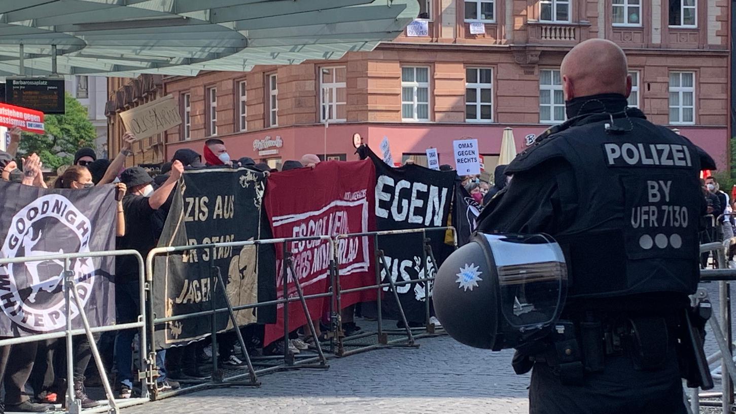 Am Schauplatz des Attentats treffen zwei Demonstrationen aufeinander. Die linke Bewegung "Schwarzes Licht" reagiert auf eine Kundgebung der rechtextremen Splitterpartei "III. Weg". 