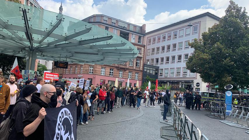 Attentat mit Puppen nachgestellt: Neonazi-Demonstration in Würzburg trifft auf Gegenprotest