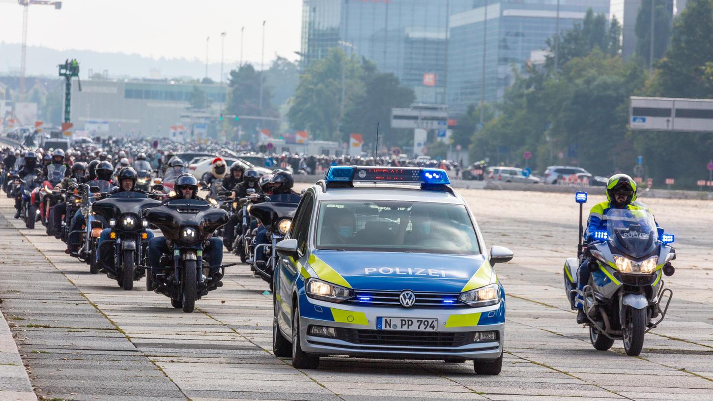 Die Polizei zieht nach der Motorraddemo mit Biker-Korso durch Nürnberg Bilanz.
Die Polizei zieht nach der Motorraddemo mit Biker-Korso durch Nürnberg Bilanz.