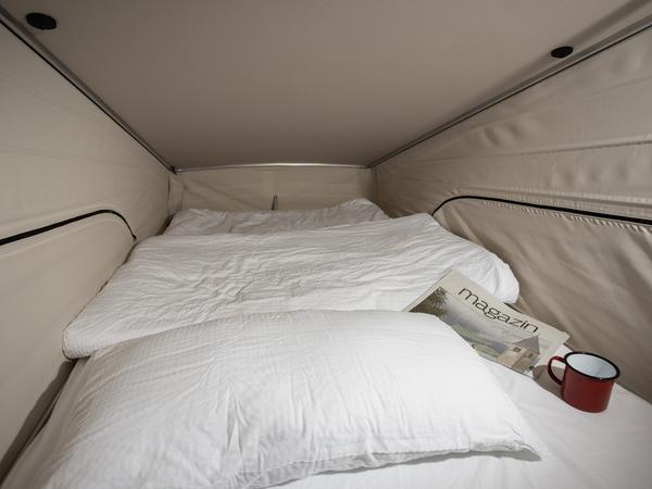 Unterm Aufstelldach: Schlafzimmer für zwei Personen. Unterm Aufstelldach: Schlafzimmer für zwei Personen.