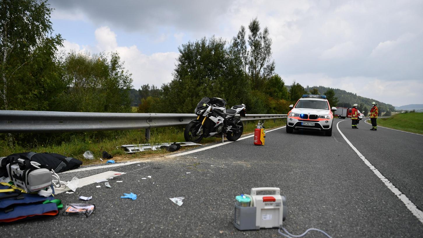 Das Motorrad des gestürzten Bikers. Der Mann kam mit dem Rettungshubschrauber ins Krankenhaus.
Das Motorrad des gestürzten Bikers. Der Mann kam mit dem Rettungshubschrauber ins Krankenhaus.