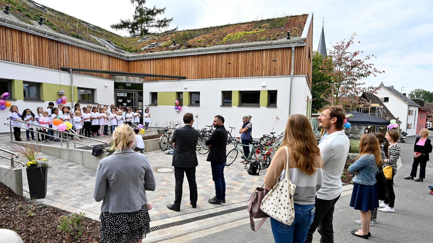 Nach Generalsanierung und Umbau ist das Kinderhaus Sandberg wieder in Betrieb. Zur Einweihung kam auch OB Florian Janik.