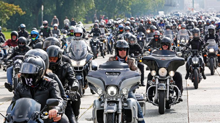 Bilder: Hier knattern 1800 Biker mit ihren Maschinen durch Nürnberg - Sie haben eine klare Botschaft Bilder: Hier knattern 1800 Biker mit ihren Maschinen durch Nürnberg - Sie haben eine klare Botschaft