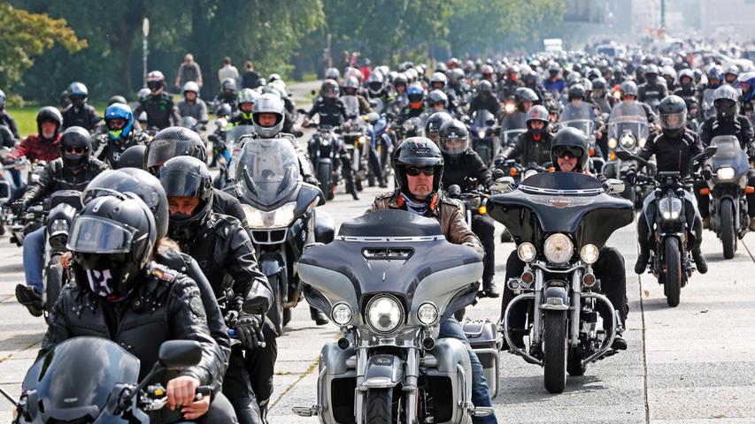 Unter dem Motto "Gegen Motorradfahrverbote" sind 1800 Biker mit ihren Maschinen durch Nürnberg gefahren.