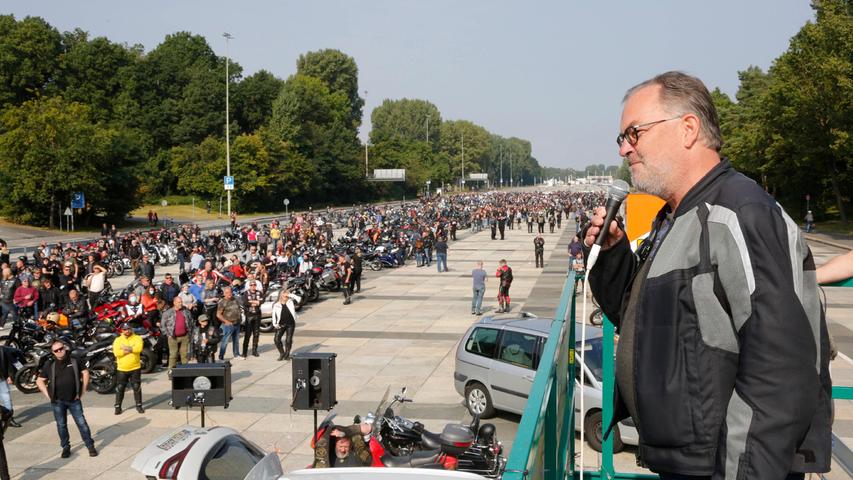 Bilder: Hier knattern 1800 Biker mit ihren Maschinen durch Nürnberg - Sie haben eine klare Botschaft