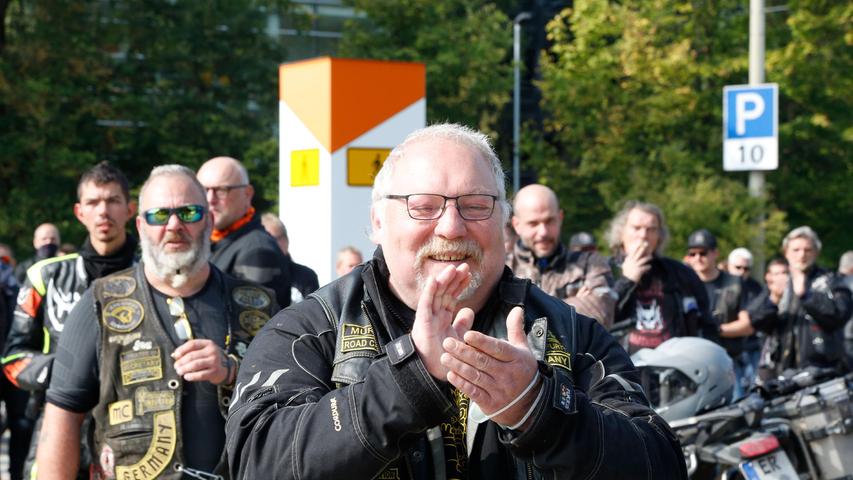 Bilder: Hier knattern 1800 Biker mit ihren Maschinen durch Nürnberg - Sie haben eine klare Botschaft