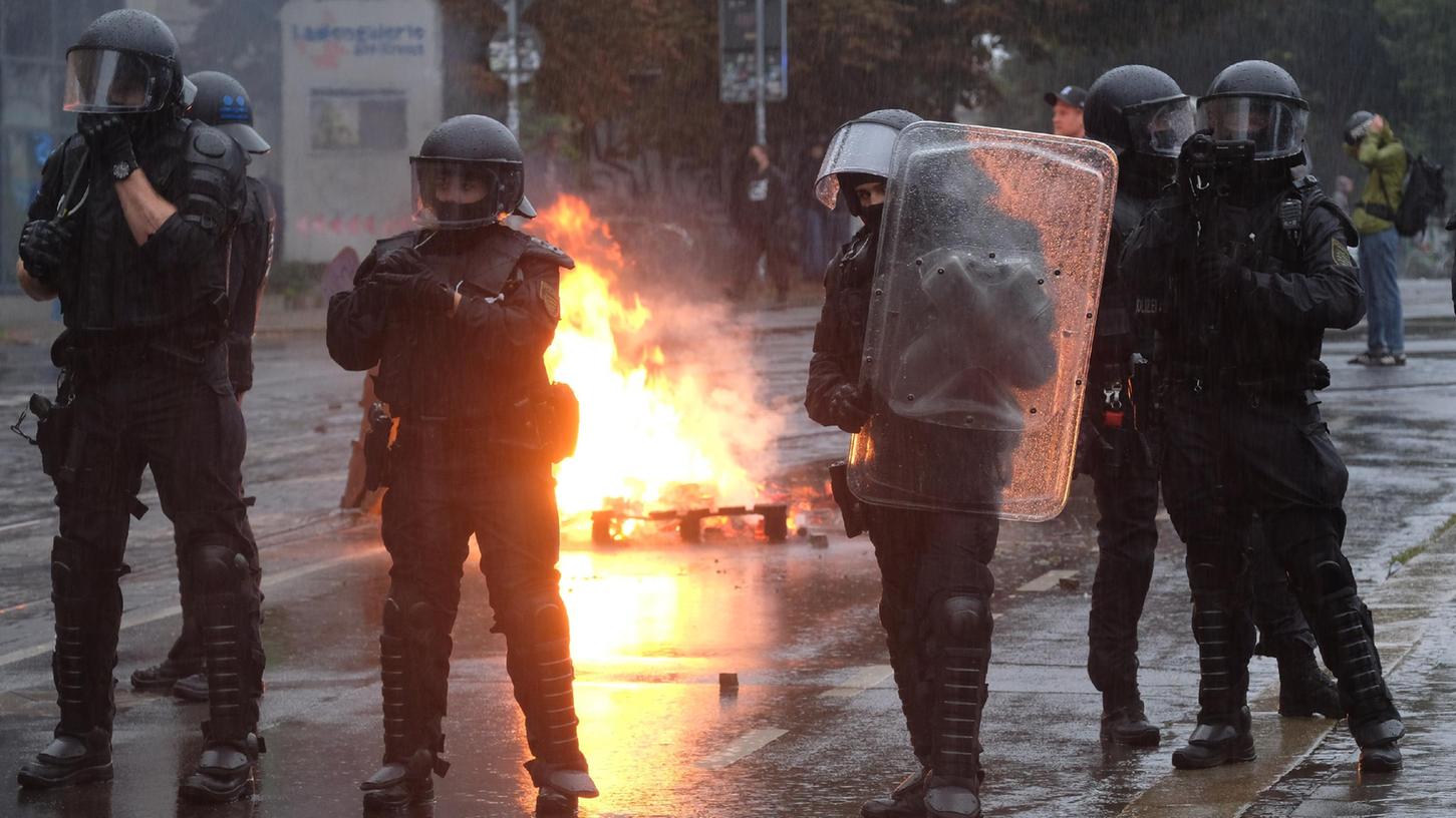 Die Polizei ist seit Stunden im Großeinsatz.
Die Polizei ist seit Stunden im Großeinsatz.