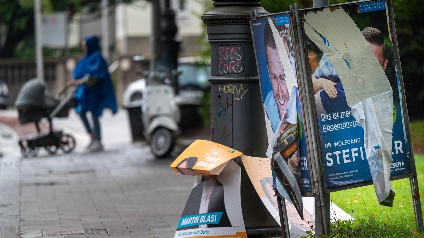 Es ist bei jeder Wahl das Gleiche: Plakate der Parteien werden angemalt, mit Sprüchen versehen, zerstört oder gleich mitgenommen.
Es ist bei jeder Wahl das Gleiche: Plakate der Parteien werden angemalt, mit Sprüchen versehen, zerstört oder gleich mitgenommen.