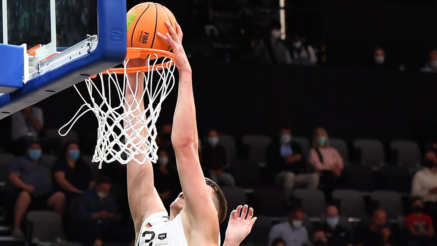 Ein historischer Dunk: Jonathan Maier erzielt die ersten Nürnberger Punkte in der neuen Arena mit Autorität.