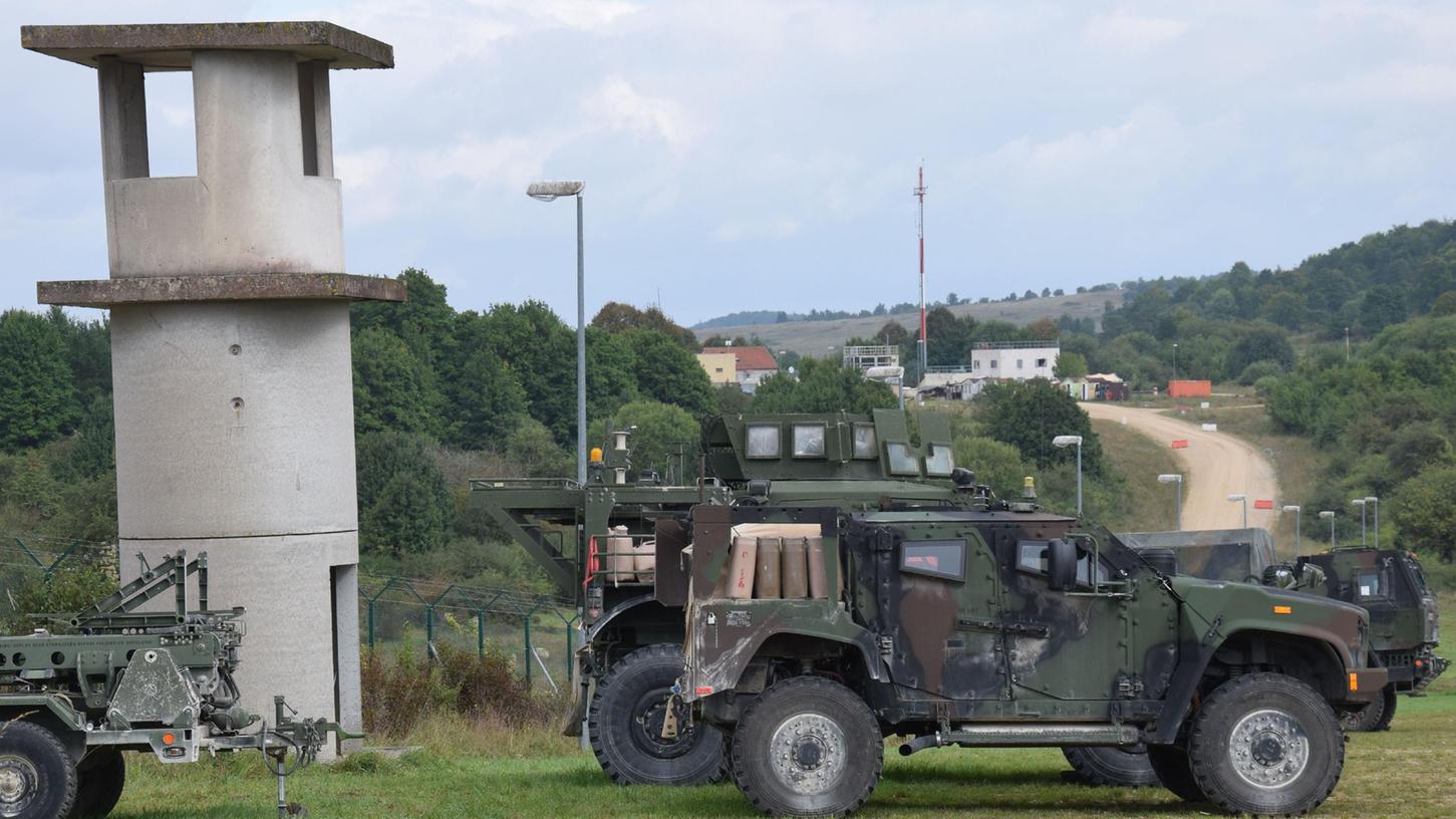 Gut abgesichert ist der Gefechtssstand der Stryker nahe der ehemaligen Ortschaft Kittensee, im Bildhintergrund zu sehen.
Gut abgesichert ist der Gefechtssstand der Stryker nahe der ehemaligen Ortschaft Kittensee, im Bildhintergrund zu sehen.