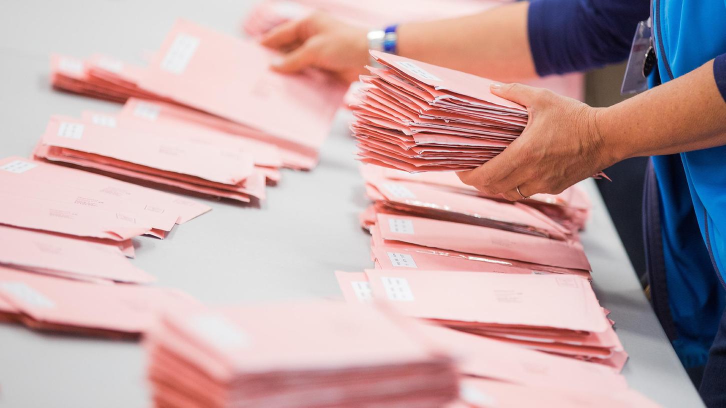 Längst stapeln sich die in den Wahlämtern eingegangenen Wahlbriefe höher als je zuvor.