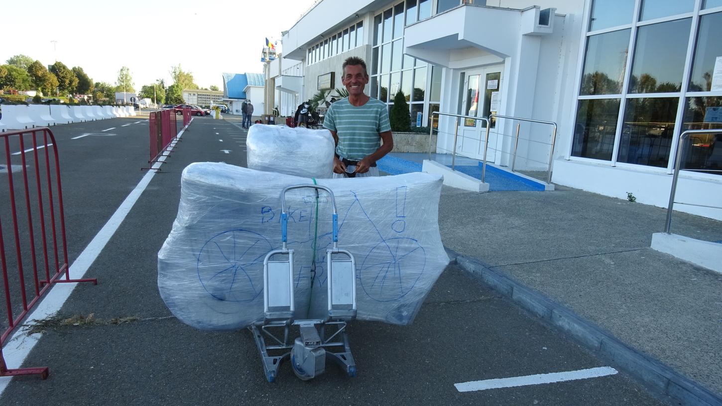 Am Ende der Reise: Jürgen Pöhlmann mit seinem bestens verpackten Fahrrad am Flughafen. 