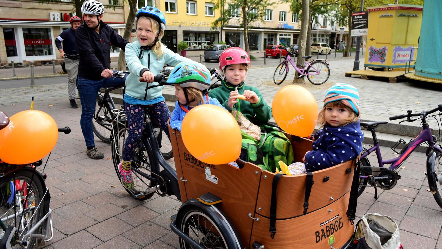 Voll beladen: Vom Paradiesbrunnen aus startete die Tour Richtung Südstadt.