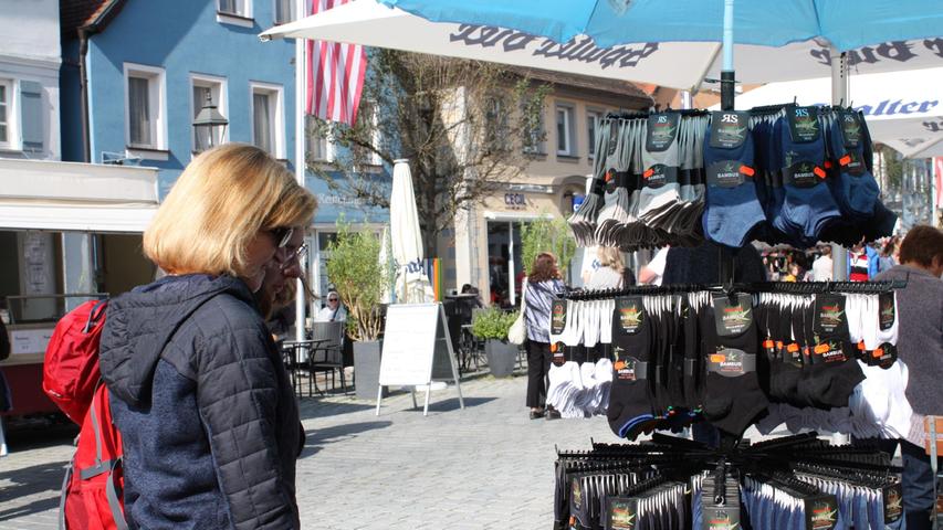 Strümpfe kann der Mensch immer brauchen, entsprechend gerne werden sie auf Märkten wie dem Nachkirchweihmarkt in Gunzenhausen angeboten und auch gekauft.