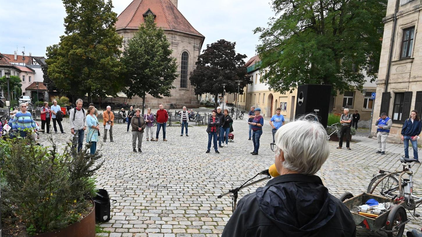 Rund zwei Dutzend Menschen haben auf dem Altstädter Kirchenplatz für den Schutz des arbeitsfreien Sonntags demonstriert. Zu ihnen sprach auch Pastoralreferent Martin Förster .
