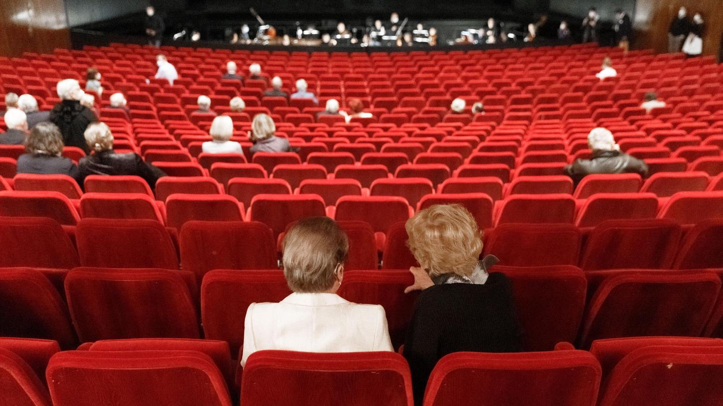 In Bayerns Kino könnte es schon bald weniger Abstand zwischen den Sitzplätzen geben. 