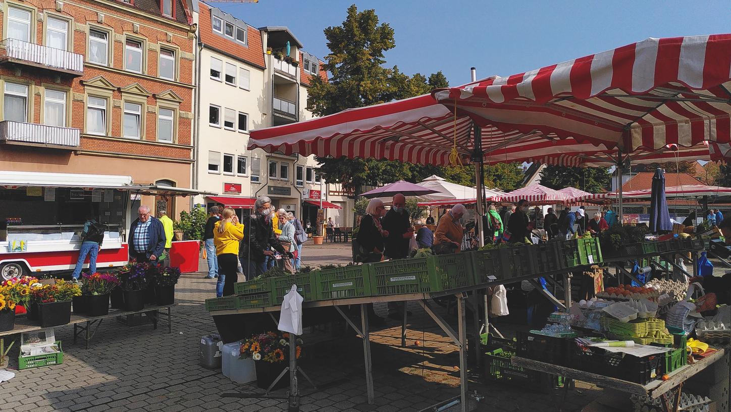 Marktstände auf dem Paradeplatz sollen auch in Zukunft die Forchheimer mit frischen Waren versorgen. Die aktuelle Gebührensatzung sorgt bei vielen Händlern für Ärger.