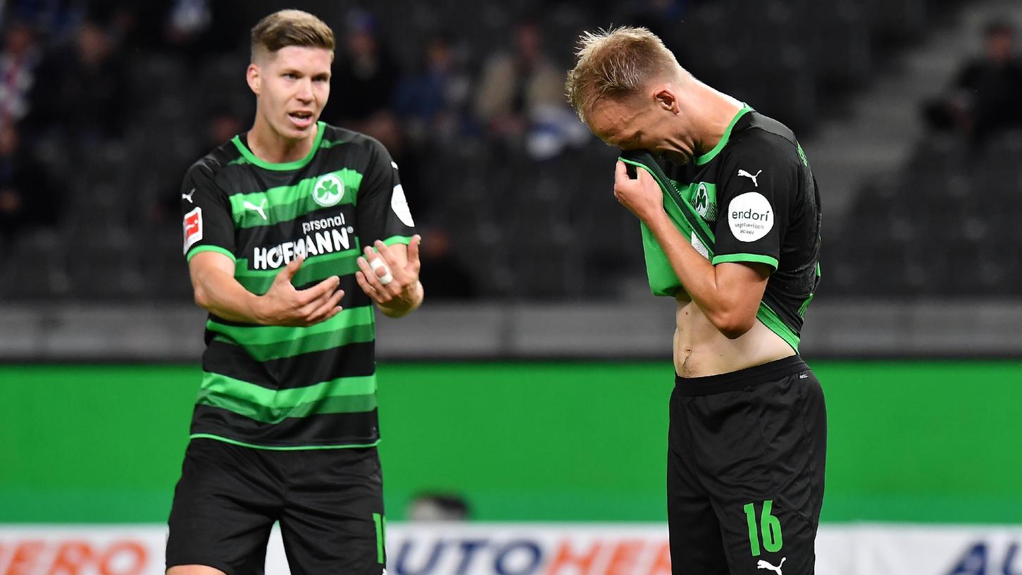 avard Nielsen (rechts, mit Cedric Itten) hat in Berlin die meisten Zweikämpfe für Fürth gewonnen und die meisten Meter gemacht. Ein Tor kam dabei aber nicht herum.