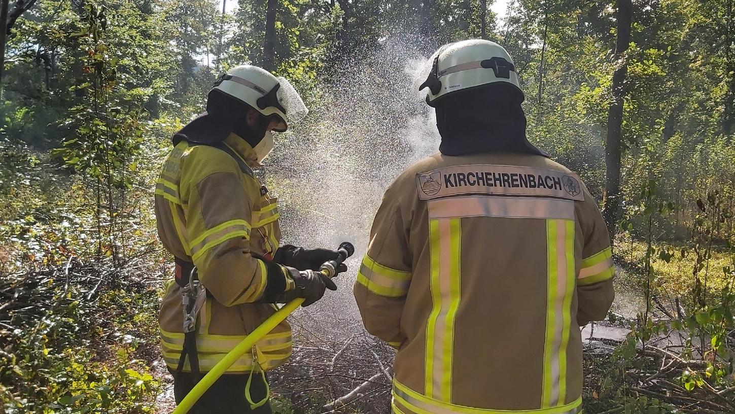Bei der Übung sollen die erlernten Einsatztechniken und das Vorgehen mit der neuen Ausrüstung - vom Handwerkszeug über Löschrucksäcke bis hin zu den sogenannten D-Schläuchen, der kleinsten Schlauchgröße – umgesetzt werden.
Bei der Übung sollen die erlernten Einsatztechniken und das Vorgehen mit der neuen Ausrüstung - vom Handwerkszeug über Löschrucksäcke bis hin zu den sogenannten D-Schläuchen, der kleinsten Schlauchgröße – umgesetzt werden.