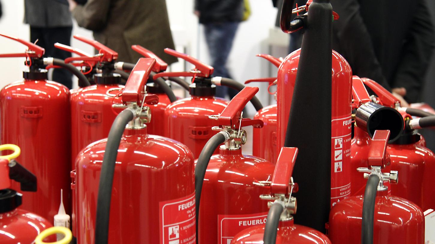 Lasterfahrer reagierten schnell und halfen mit ihren Feuerlöschern.
Lasterfahrer reagierten schnell und halfen mit ihren Feuerlöschern.