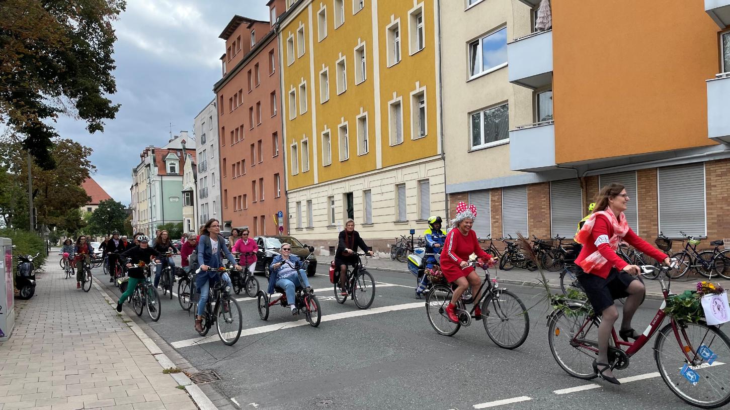 Am Langemarckplatz starteten die Radlerinnen zum ersten Fancy Women Bike Ride in Erlangen.