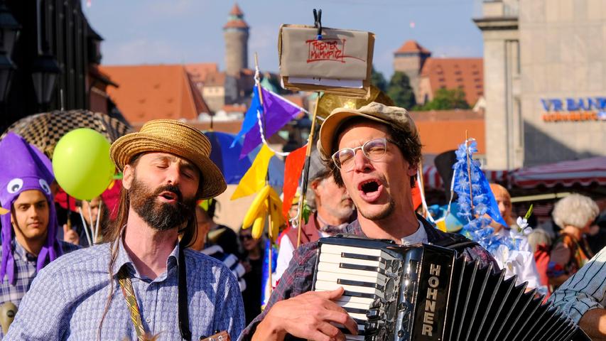 Bunt und laut: Nürnbergs Theater marschieren auf