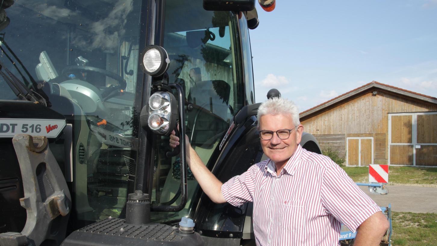 Auch als Bundestagsabgeordneter ist Artur Auernhmmer mit der Landwirtschaft verbunden geblieben. Ackerbau betreibt er auf seinem Hof noch immer und da gehören Arbeitstage auf dem Schlepper ganz selbstverständlich dazu.  