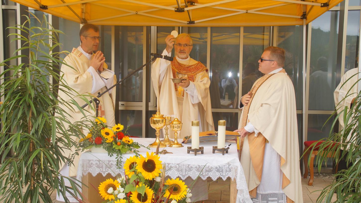 Den Festgottesdienst vor der Grundschule feierte Bischof Gregor Maria Hanke mit den Ortspriestern Ryszard Kubiszyn und Thomas Eholzer sowie zahlreichen Gläubigen.