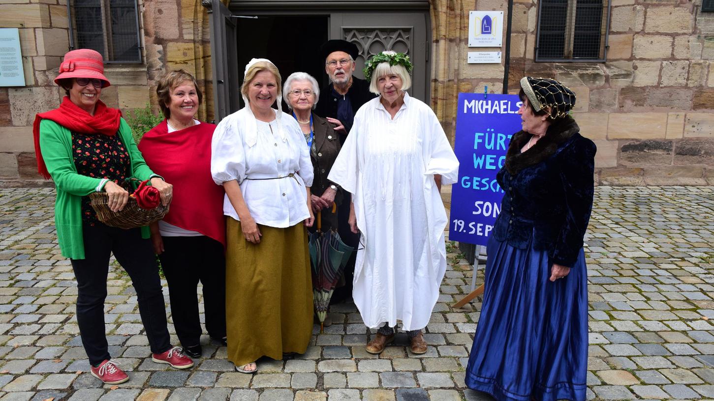 "Weggeschichten in Szene gesetzt": Gisela Simoneit und ihre Theatergruppe stellten St. Michael Leben und Werk bekannter Fürtherinnnen und Fürther szenisch dar. "Weggeschichten in Szene gesetzt": Gisela Simoneit und ihre Theatergruppe stellten St. Michael Leben und Werk bekannter Fürtherinnnen und Fürther szenisch dar.