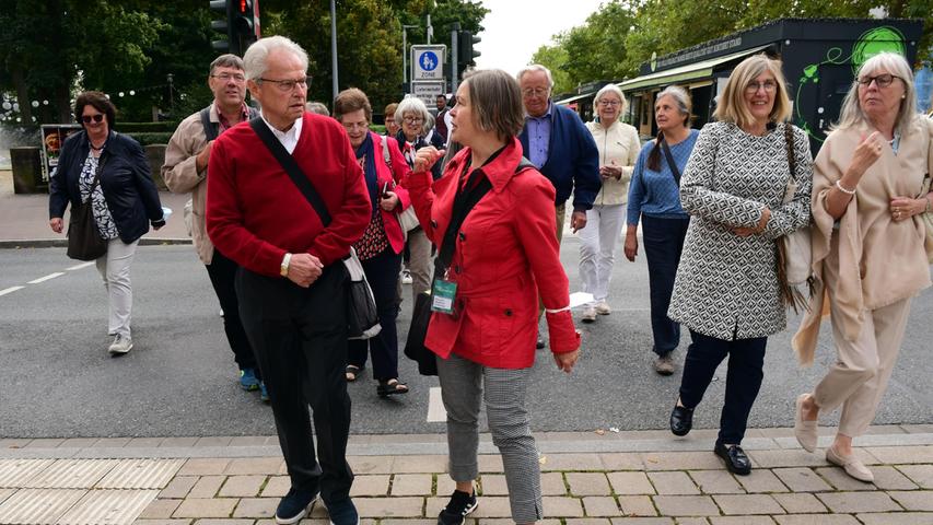 "Fürth für Anfänger": Renate Meßner-Brütting gab auf dem Wochenmarkt und in der Neuen Mitte Einblicke in die jüngste Entwicklung der Kleeblattstadt. "Fürth für Anfänger": Renate Meßner-Brütting gab auf dem Wochenmarkt und in der Neuen Mitte Einblicke in die jüngste Entwicklung der Kleeblattstadt.
