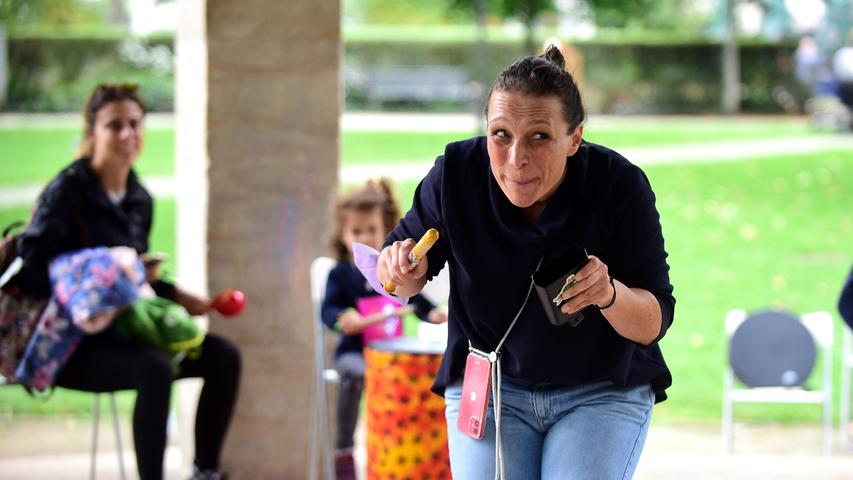 "Drum Circle": Musikpädagogin Evi Reich nahm die Teilnehmer im Pavillon der Adenaueranlage mit auf eine musikalische Reise. "Drum Circle": Musikpädagogin Evi Reich nahm die Teilnehmer im Pavillon der Adenaueranlage mit auf eine musikalische Reise.