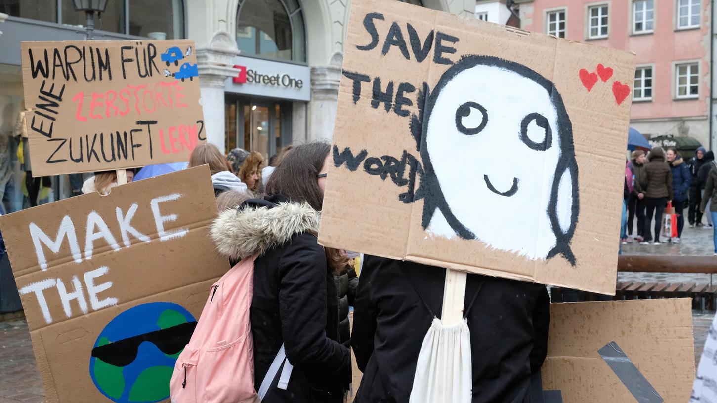 Den Klimastreik am Freitag unterstützt die Bürgerinitiative Klimaschutz und ruft zur Demonstration in Weißenburg auf. Unser Foto entstand bei der Klimaschutz-Kundgebung von Fridays for Future am Weißenburger Marktplatz im März 2019.