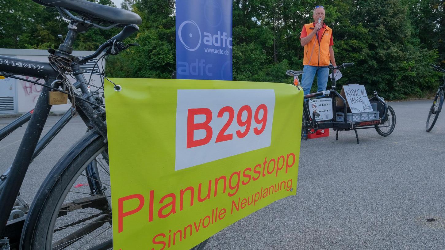 Schon bei der Kiddical Mass 2021 zeigten einige Teilnehmer ihren Unmut über den geplanten Ausbau der B299. Schon bei der Kiddical Mass 2021 zeigten einige Teilnehmer ihren Unmut über den geplanten Ausbau der B299.