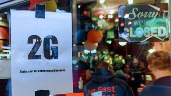 Umfrage: Mehrheit für 2G-Regeln für Gastro und Events_urn-newsml-dpa-com-20090101-210919-99-272259_large_4_3.jpg