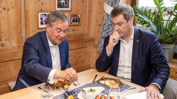 Söder und Laschet beim Bratwurstessen