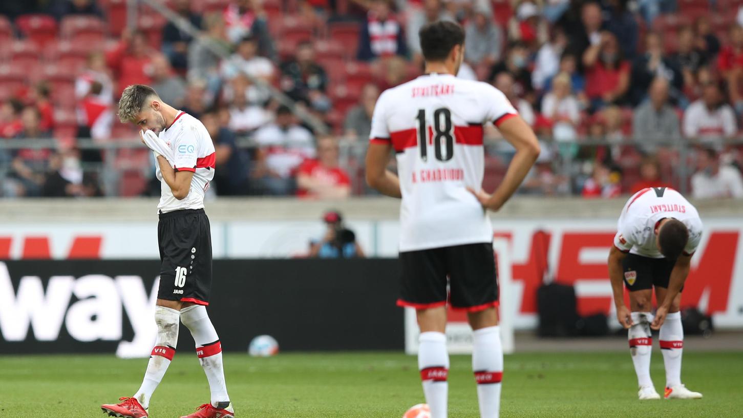 Gesenkte Blicke nach Abpfiff: Der VfB aus Stuttgart kassiert eine Pleite gegen die Elf unterm Bayer-Kreuz.
Gesenkte Blicke nach Abpfiff: Der VfB aus Stuttgart kassiert eine Pleite gegen die Elf unterm Bayer-Kreuz.