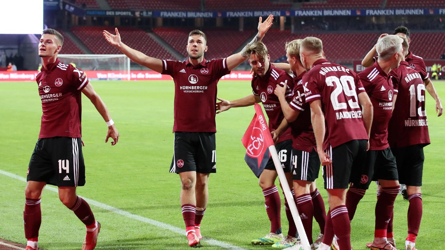Jubelnde Club-Profis - bei Heimspielen inzwischen ein vertrautes Bild. Jubelnde Club-Profis - bei Heimspielen inzwischen ein vertrautes Bild.