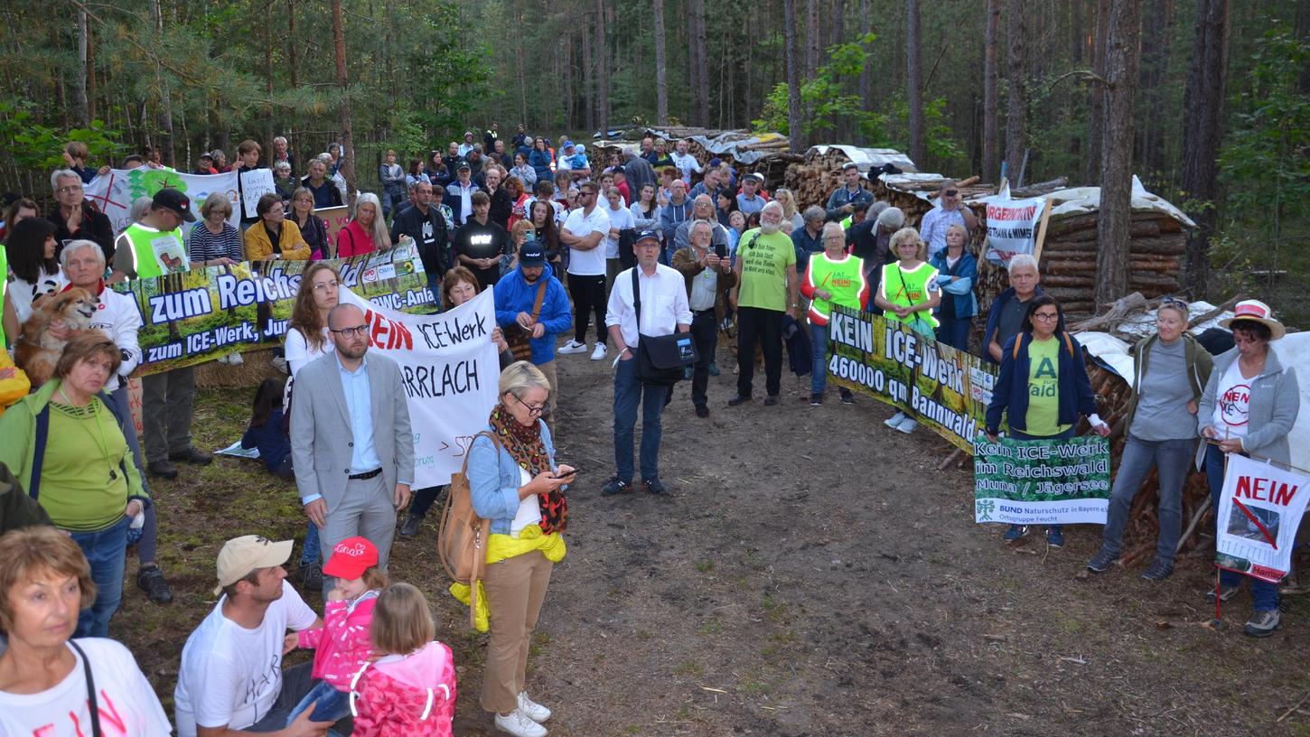 Im Bannwald bei Harrlach fand die erste von mehreren Kundgebungen am Wochenende gegen das geplante ICE-Ausbesserungswerk statt. Am Sonntag setzte sich der Protest in Feucht fort.  