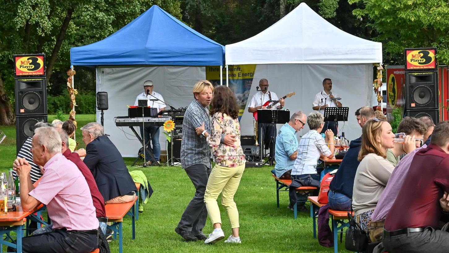 Auf halbem Weg zur Normalität: Heuer durfte beim Weinfest der Stadtwerke in Nähe des Sitzplatzes wieder das Tanzbein geschwungen werden.  