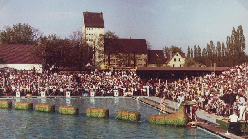 Das entscheidende Spiel vor 5000 Zuschauern im Parkbad und unzähligen vor den Fernsehgeräten. Schwabach setzte auf das Wettrennen über die Schlange den Joker und ging im vorletzten Spiel erstmals und uneinholbar mit 14:10 in Führung.
Das entscheidende Spiel vor 5000 Zuschauern im Parkbad und unzähligen vor den Fernsehgeräten. Schwabach setzte auf das Wettrennen über die Schlange den Joker und ging im vorletzten Spiel erstmals und uneinholbar mit 14:10 in Führung.