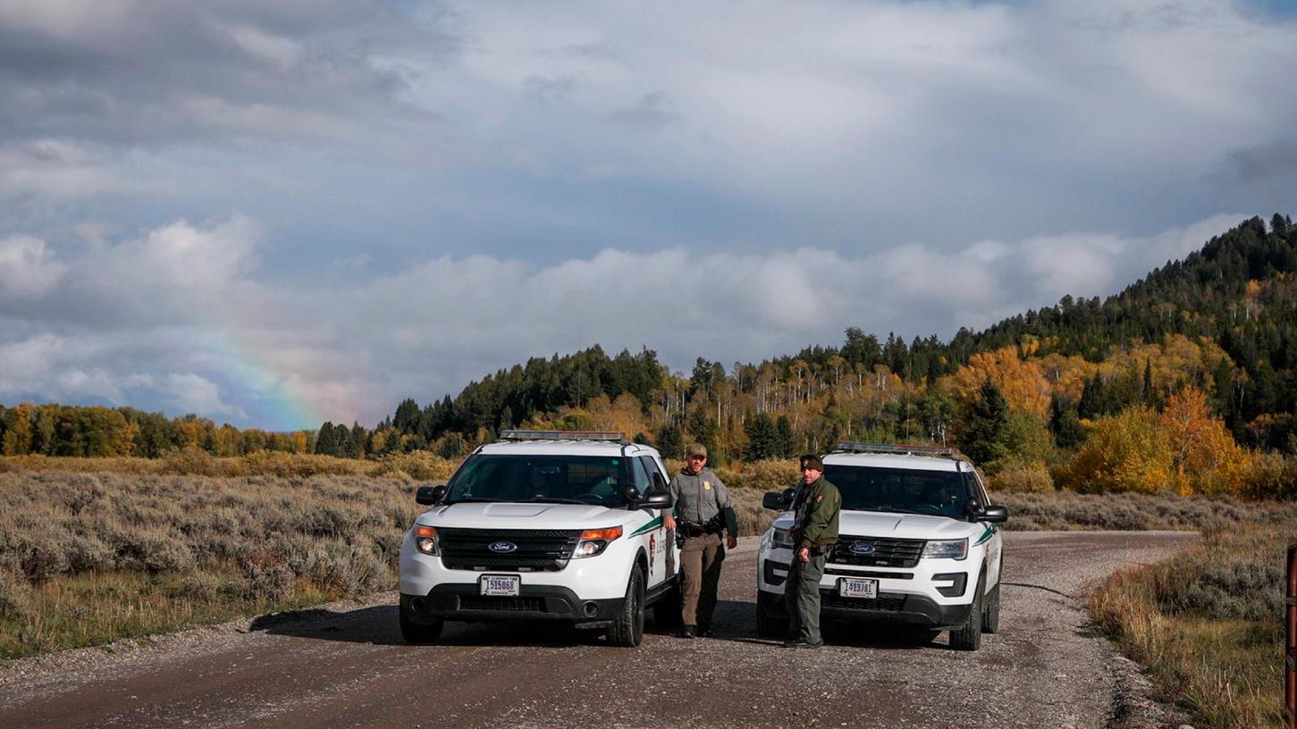 Beamte der U.S. Park Ranger blockieren den Zugang für Fahrzeuge im Spread Creek Gebiet des Bridger-Teton National Forest östlich des Grand Teton National Park am U.S. Highway 89, in Wyoming.