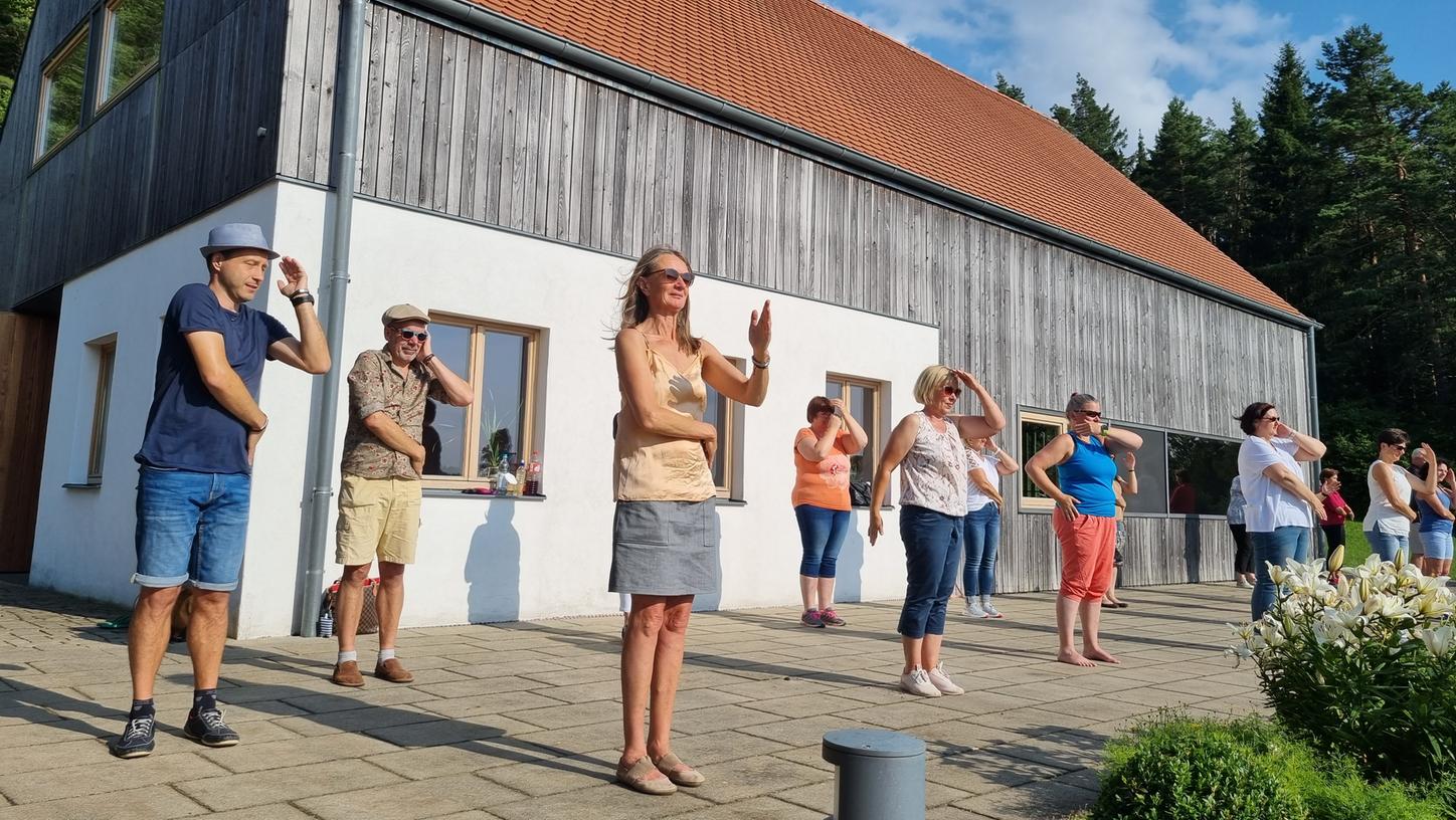 Der erste Modern-Line-Dance-Kurs auf der Terrasse des Hauses am Habsberg war schnell ausgebucht.