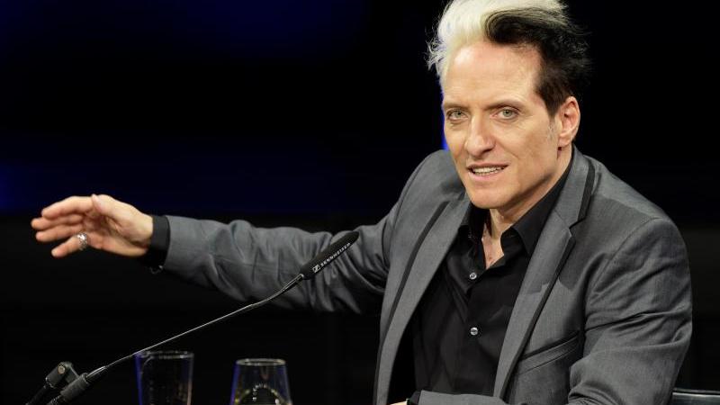 Der Musiker Bela B Felsenheimer sitzt bei der Veranstaltung «Hier gibt es nichts zu sehen!» im Rahmen der Lit.Cologne im Studio. Der Musiker Bela B Felsenheimer sitzt bei der Veranstaltung «Hier gibt es nichts zu sehen!» im Rahmen der Lit.Cologne im Studio.