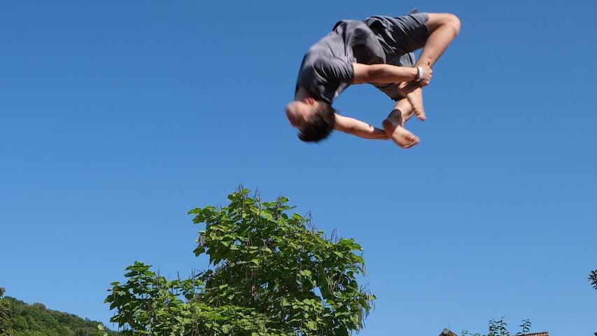 Luca Wolfarth bringt es auf seinem in den Boden eigelassenen Profi-Trampolin zu Welt-Spitzenleistungen. 