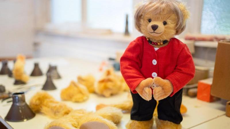 Zu König Ludwig, Obama und Queen Elizabeth wird sich in Zukunft auch Angela Merkel gesellen - in Teddy-Form.